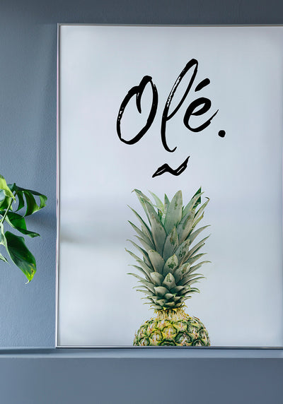 Ananas Poster mit Olé Typografie im Rahmen