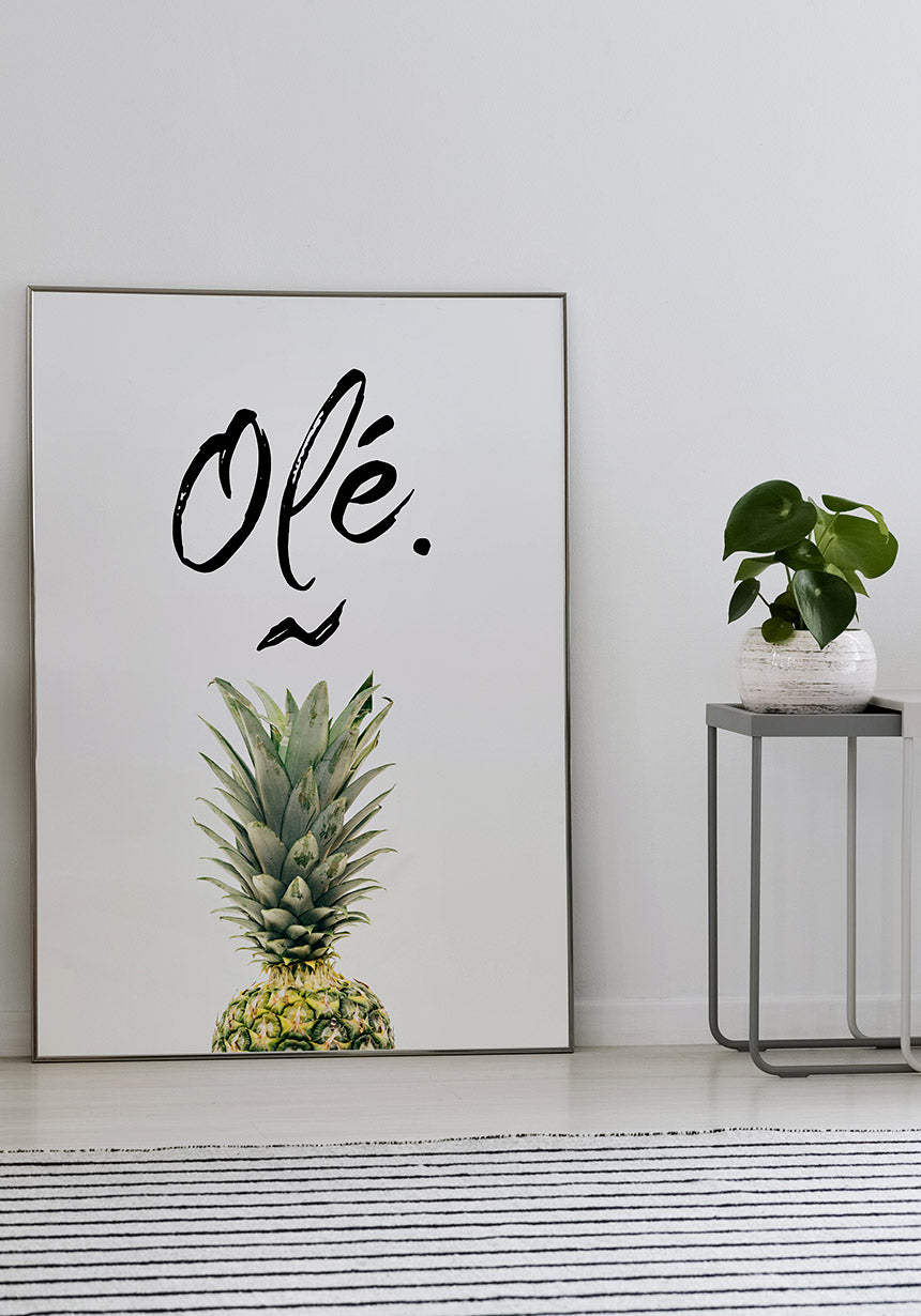 Ananas Poster mit Schriftzug Olé auf weißem Hintergrund