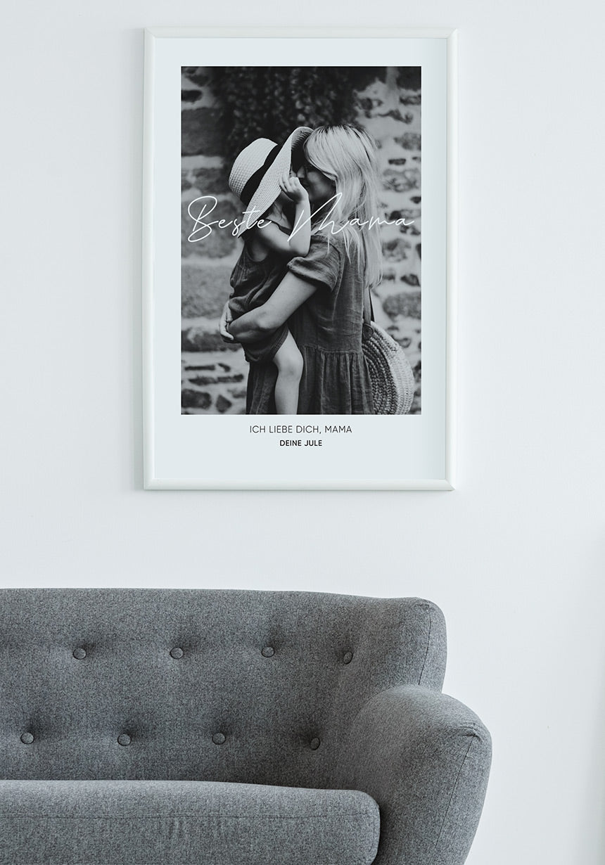Beste mama personalisiertes Poster schwarz-weiß mit Bild über Sofa