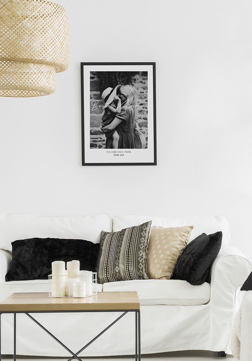 Beste mama personalisiertes Poster schwarz-weiß mit Bild im Wohnzimmer