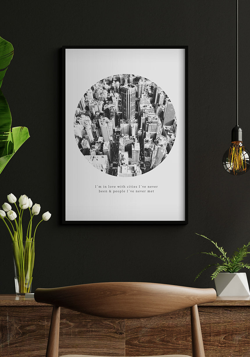 Fotografie Poster Zitat I'm in love with cities  an schwarzer Wand