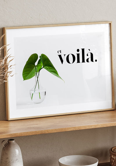 Poster Spruch et voila mit Pflanze Wohnzimmer