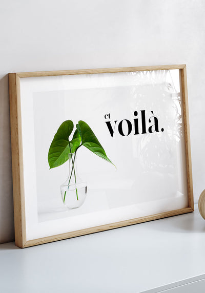 Poster Spruch et voila mit Pflanze im Holzrahmen