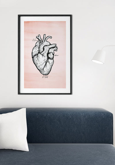 Poster mit Herz Illustration auf pastell rotem Hintergrund für das Wohnzimmer