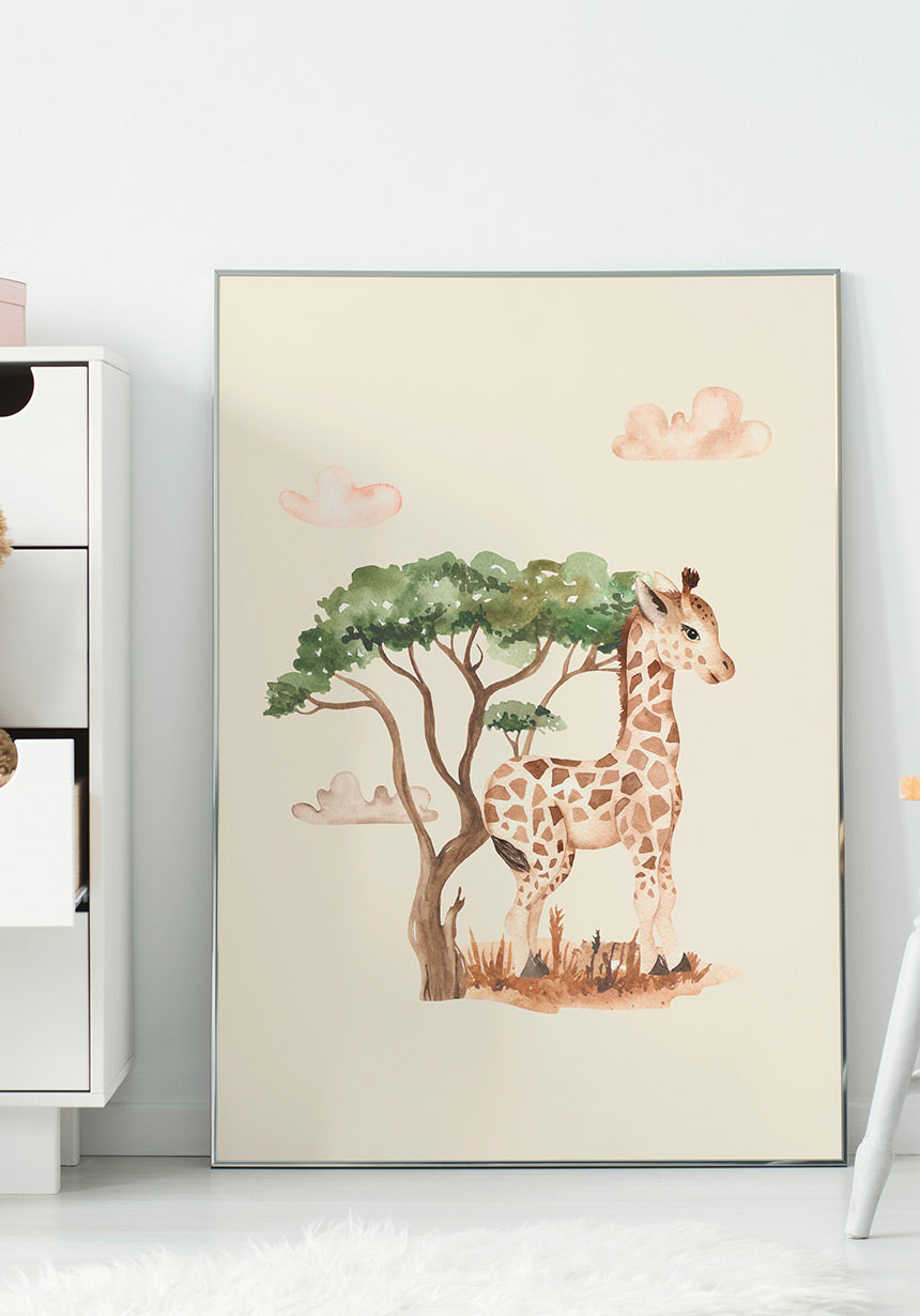 Illustration Kinderposter Baby Giraffe unter einem Baum im Rahmen
