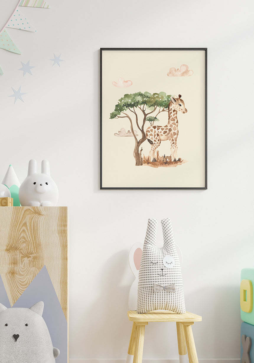 Illustration Kinderposter Baby Giraffe unter einem Baum im schwarzen Rahmen