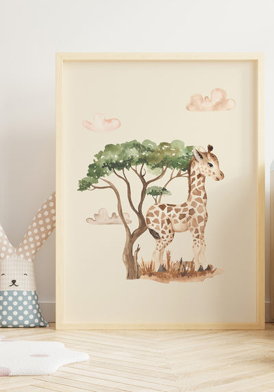 Illustration Kinderposter Baby Giraffe unter einem Baum im Holzrahmen