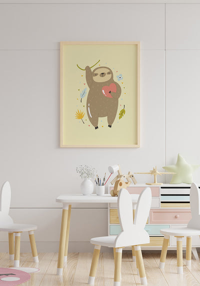 Illustration Poster Faultier mit Herz über Kindertisch