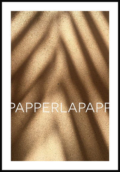 Papperlapapp Poster auf Sand mit Schatten