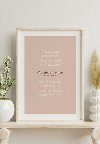 personalisiertes Poster zur Hochzeit mit berühmten Paaren im Holzrahmen