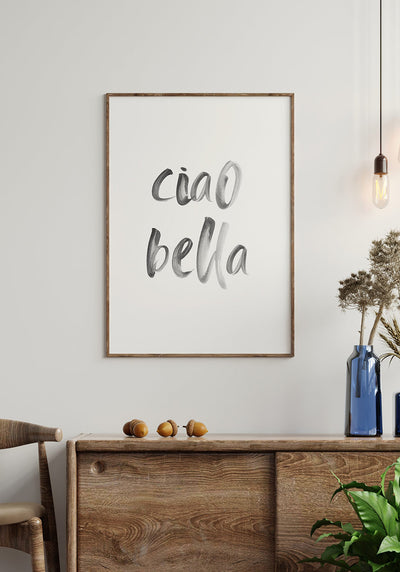 Poster Ciao Bella Typografie Pinsel an weißer Wand