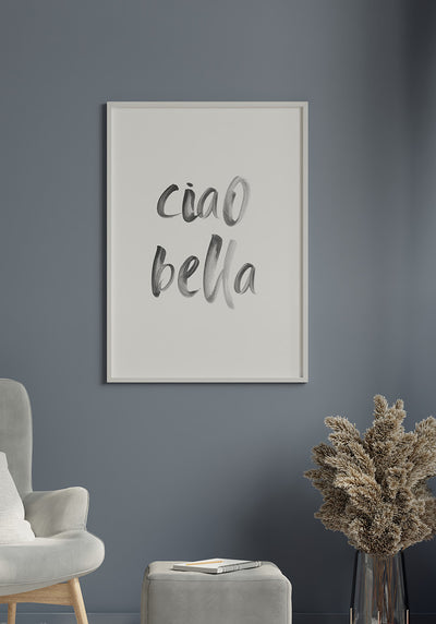 Poster Ciao Bella Typografie Pinsel an blauer Wand