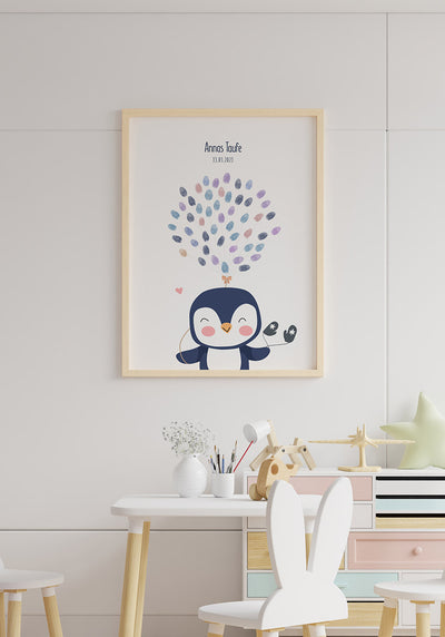 Fingerabdruck Poster Taufe Pinguin über dem Kindertisch