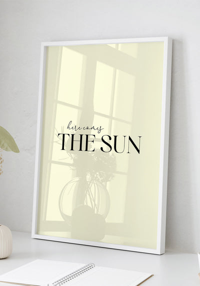 Spruch Poster here comes the sun im weißen Rahmen