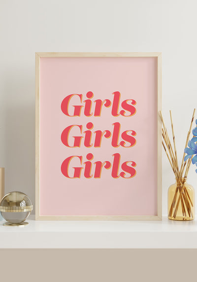 Typografie Poster Girls girls girls auf dem Sideboard