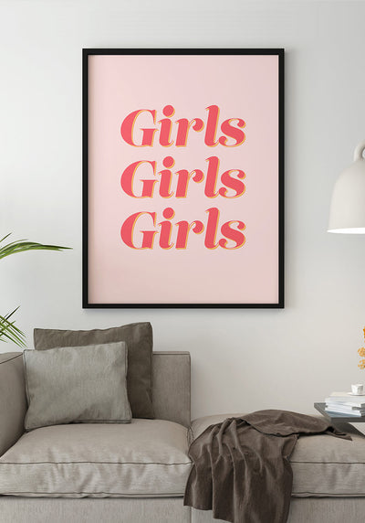 Typografie Poster Girls girls girls über dem Sofa