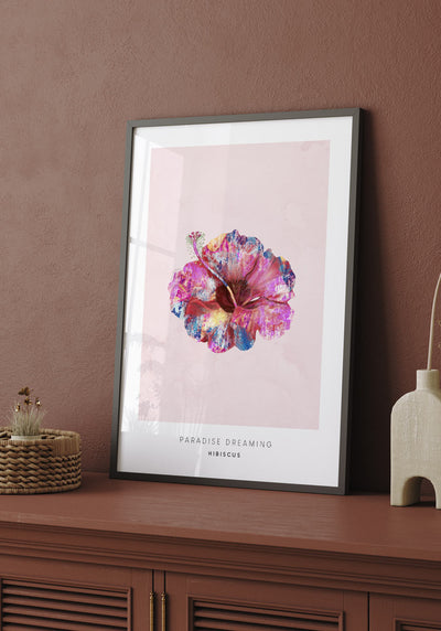 Poster Hibiskus Blüte tropisch auf dem Sideboard