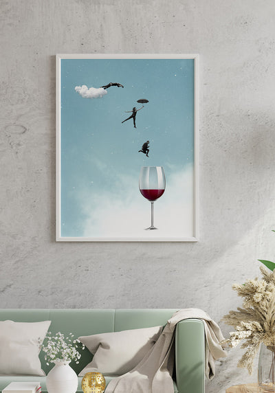 Poster Sprung von Menschen in ein Weinglas auf grauer Wand