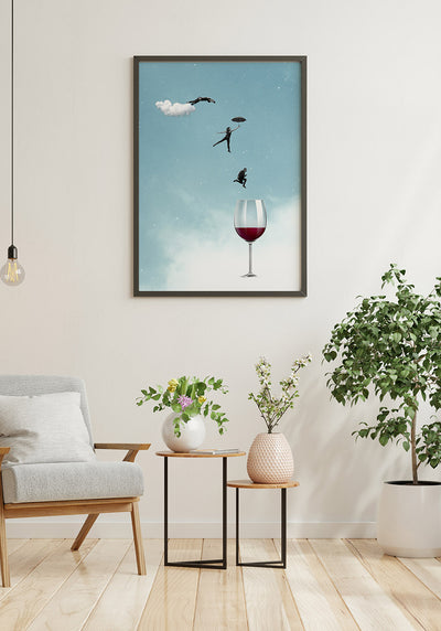 Poster Sprung von Menschen in ein Weinglas im Wohnzimmer an weißer wand