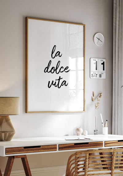 Poster la dolce vita typografie über dem Schreibtisch