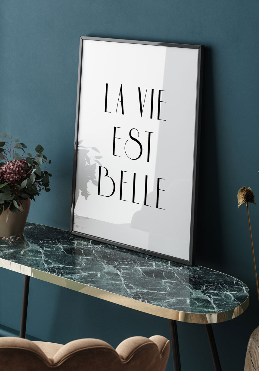 La Vie Est Belle Typografie Poster im Bilderrahmen