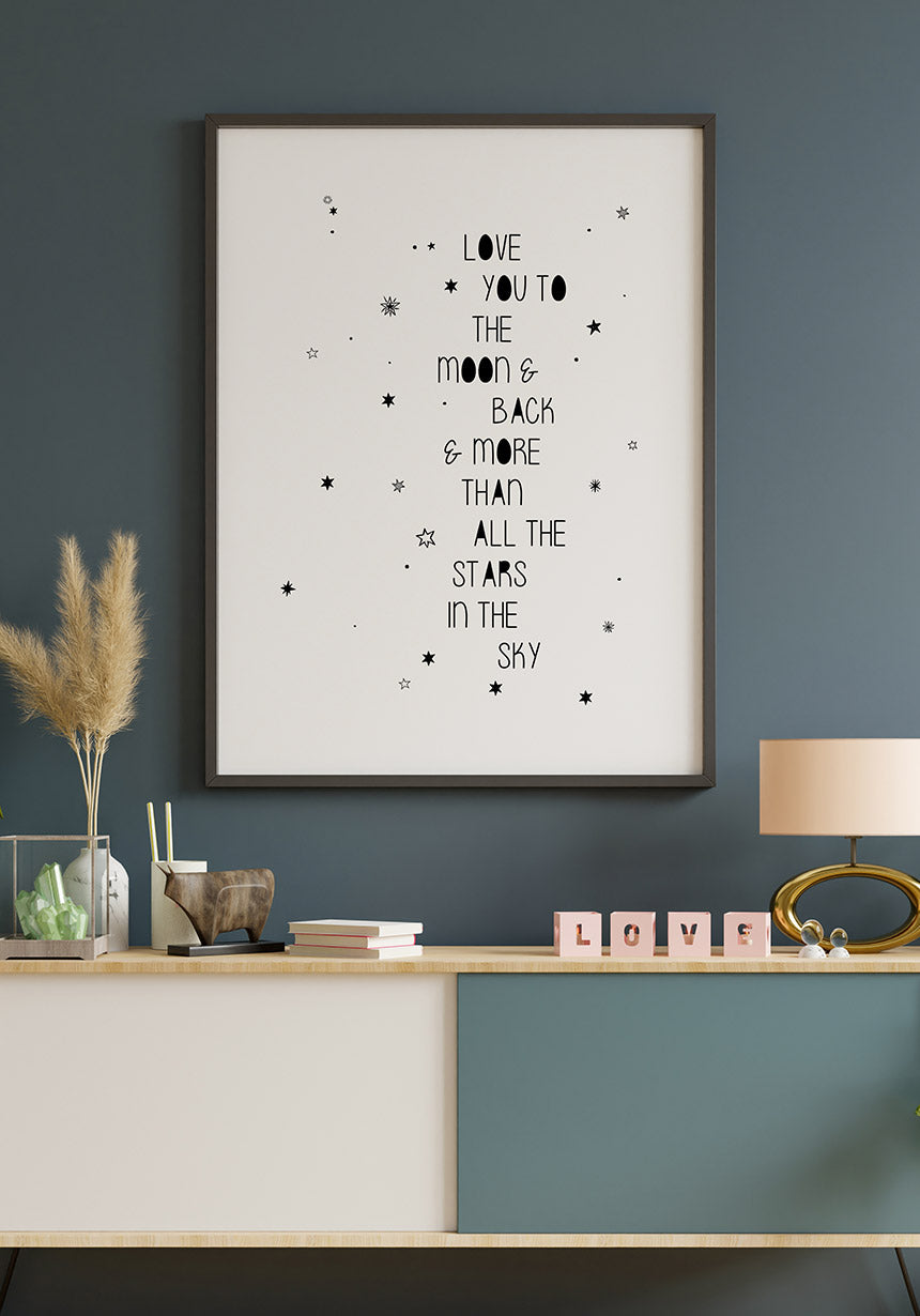 Spruch Poster love you to the moon and back auf blauer Wand