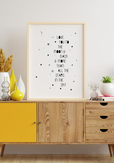 Spruch Poster love you to the moon and back im Wohnzimmer