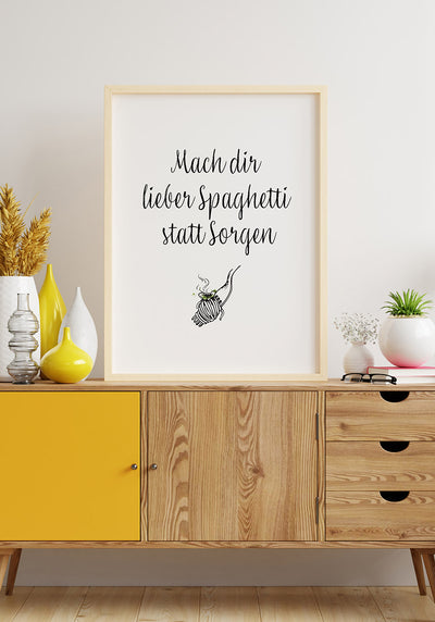 Spruch Poster mach dir lieber spaghetti statt sorgen auf Sideboard