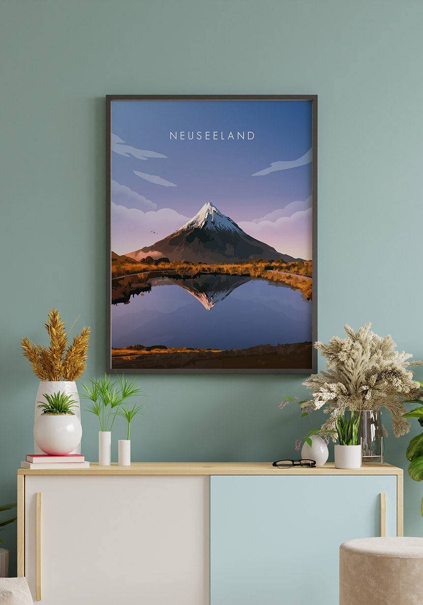 Illustriertes Poster Neuseeland mit Vulkan goldener Rahmen