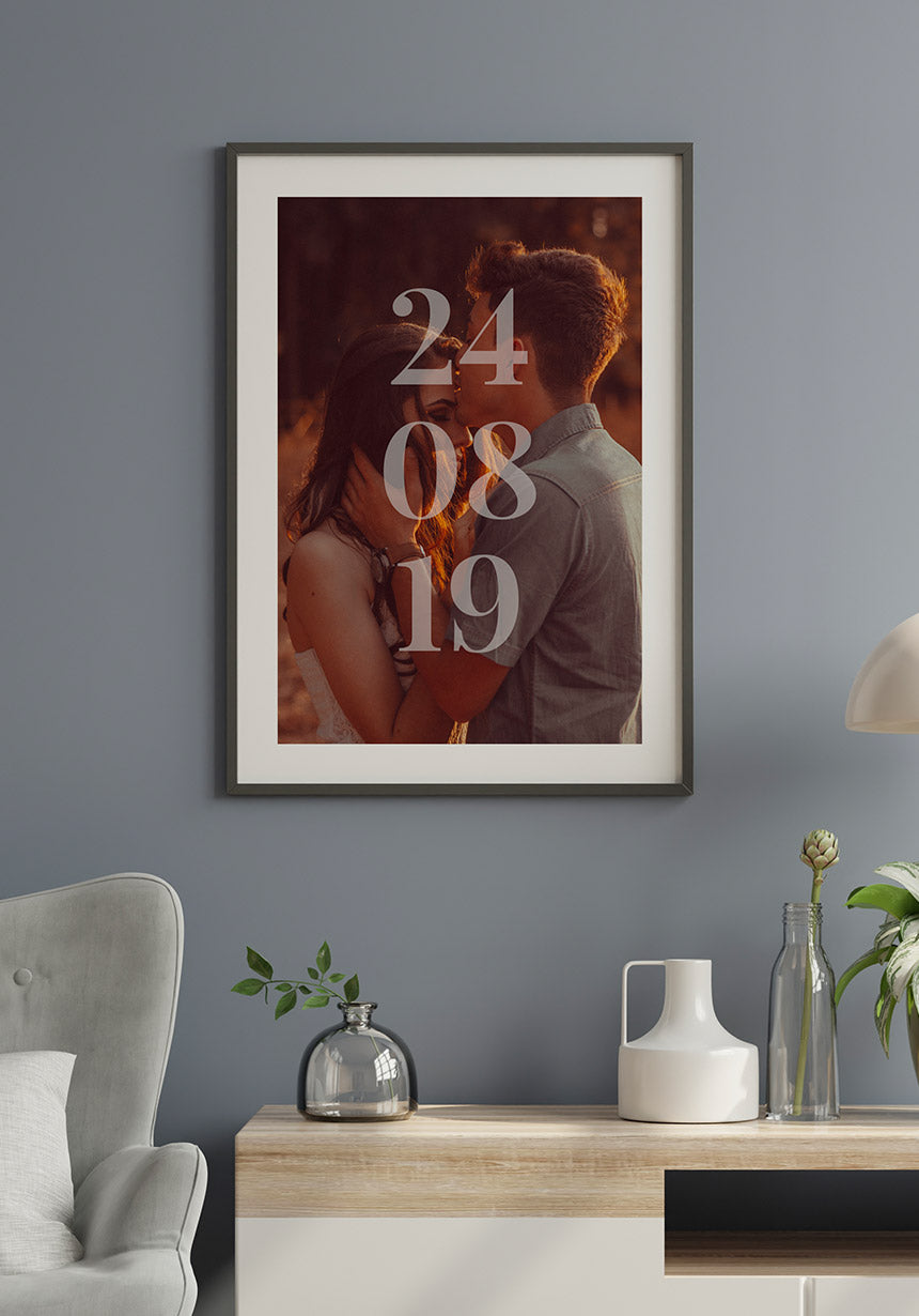 Personalisierbares Paarposter Bild mit Datum im Wohnzimmer