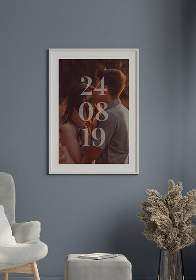 Personalisierbares Paarposter Bild mit Datum in weißem Rahmen