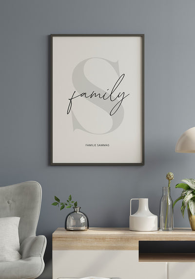 Poster personalisiert family mit Buchstabe im Wohnzimmer