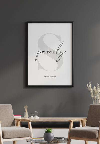 Poster personalisiert family mit Buchstabe an grauer Wand