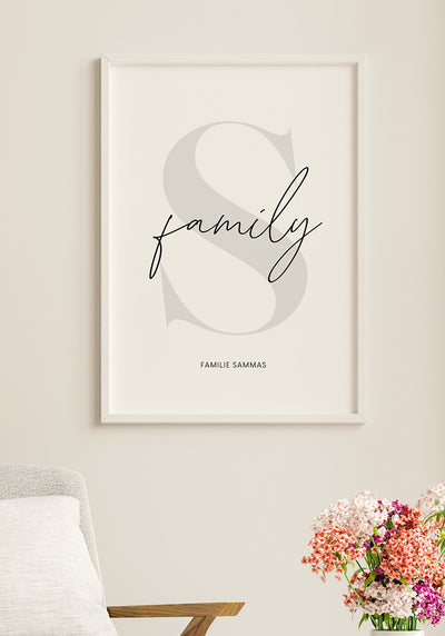 Poster personalisiert family mit Buchstabe über Loungeecke