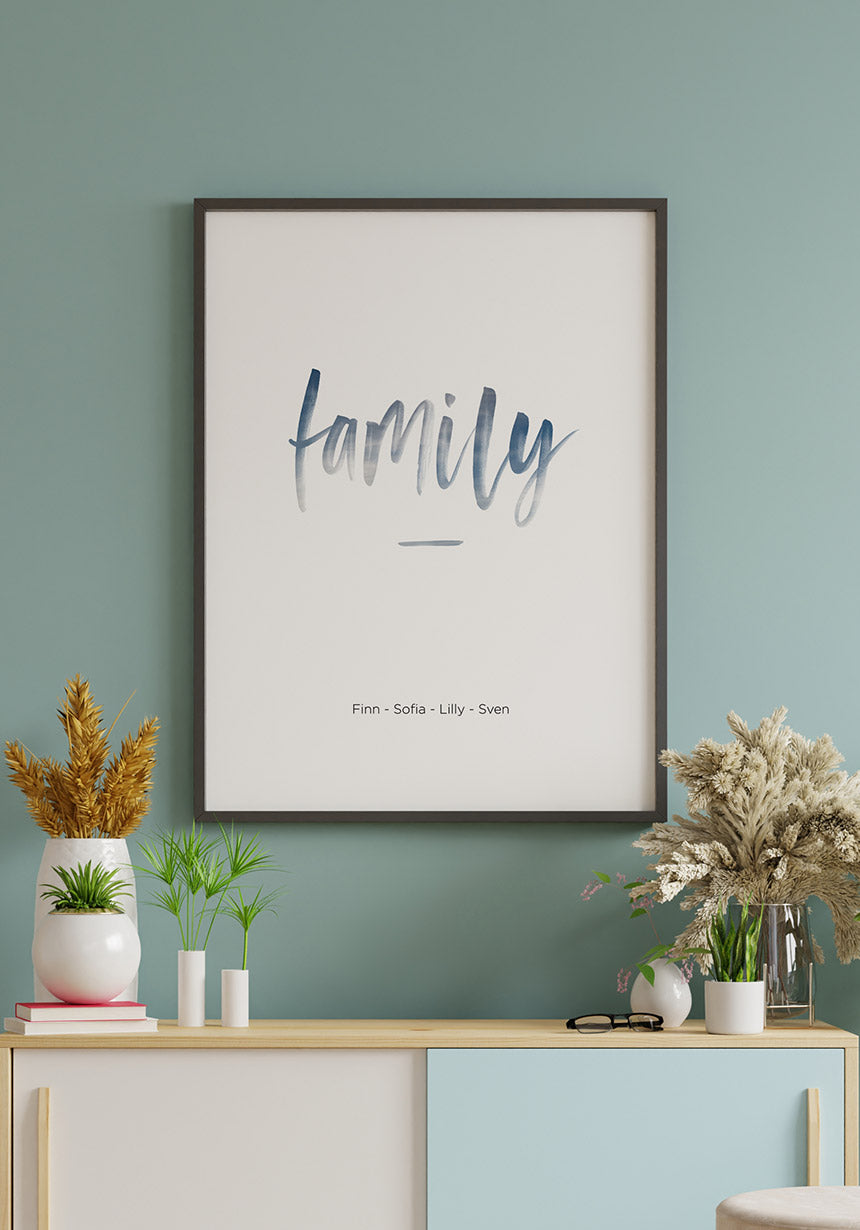 Poster personalisiert family Pinselschrift mit Namen über sideboard