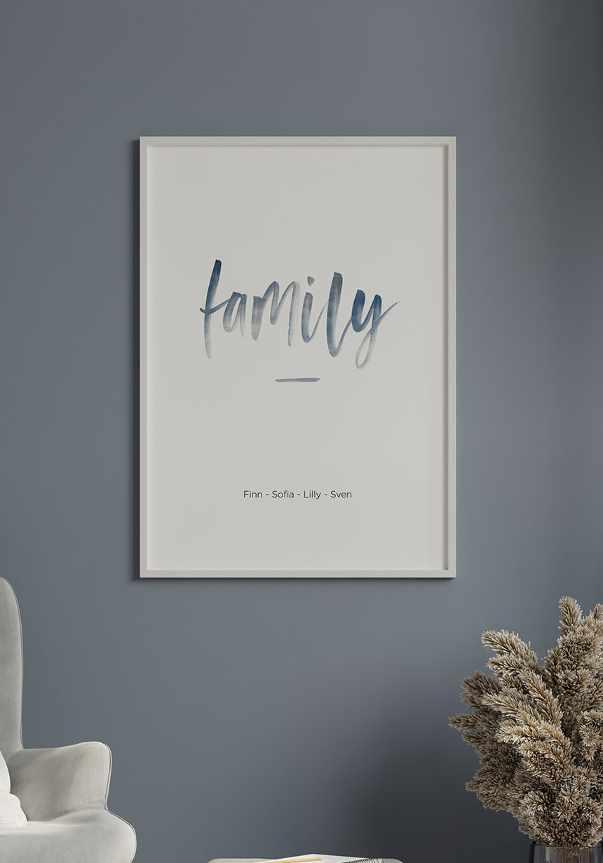 Poster personalisiert family Pinselschrift mit Namen an grauer Wand
