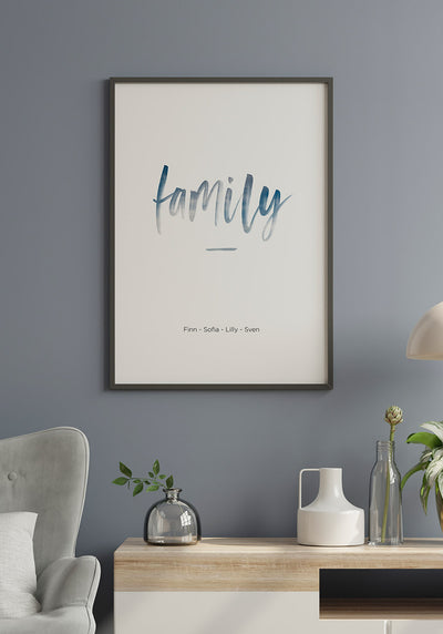 Poster personalisiert family Pinselschrift mit Namen neben Sessel