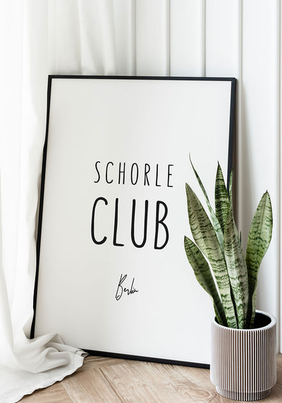 Personlisierbares Poster Schorle Club an weißer Wand