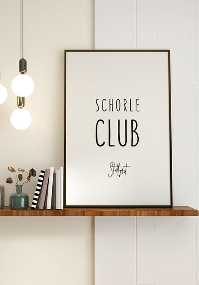 Personlisierbares Poster Schorle Club auf Regal