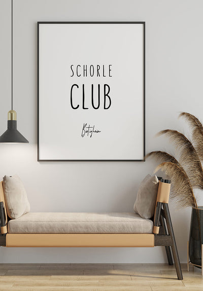 Personlisierbares Poster Schorle Club über Sofa
