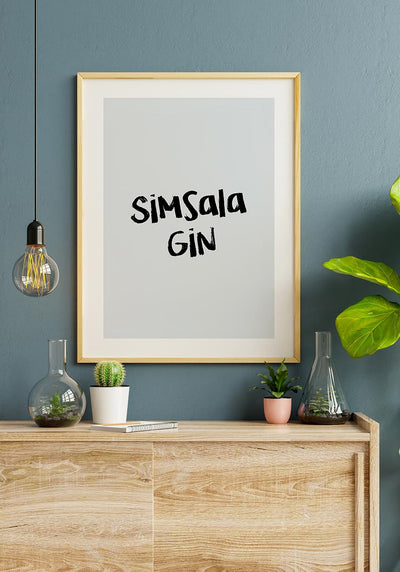 Poster Simsala Gin an blauer Wand