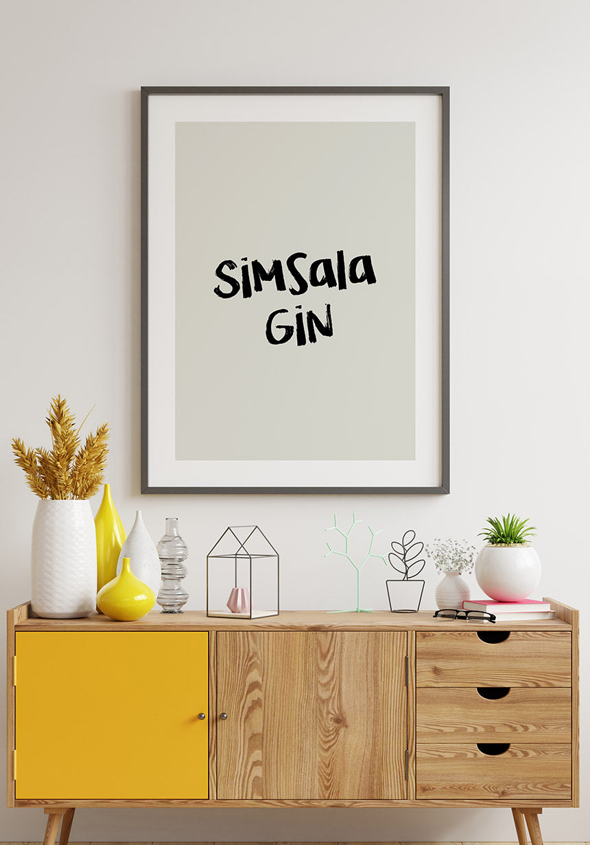 Poster Simsala Gin über Sideboard