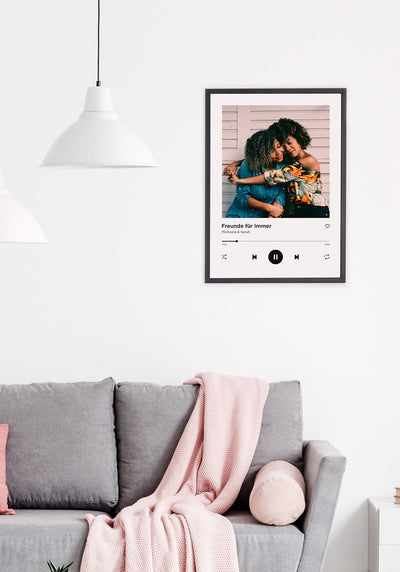 personalisierbares Freundesposter als Stream mit Bild im Wohnzimmer
