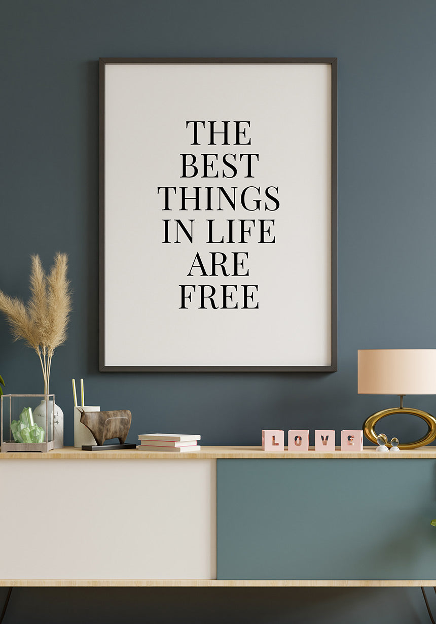 Poster the best things in life are free im Wohnzimmer