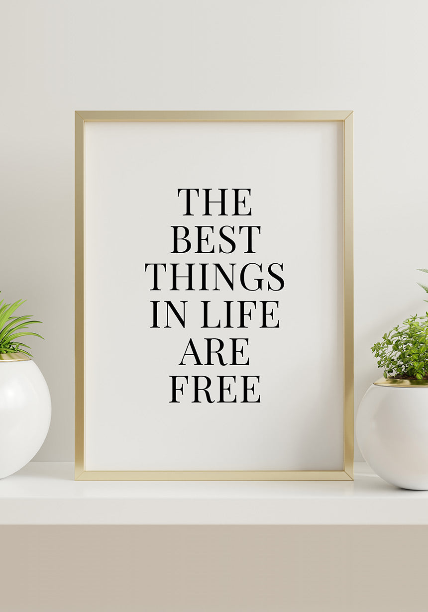 Poster the best things in life are free auf einem Regal