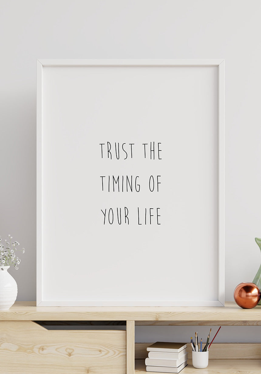 Trust The Timing Of Your Life Poster – Premium Kunstdruck Auf 300g/m² Papier, DIN A4/A3, Schwarz-Weiß Handlettering