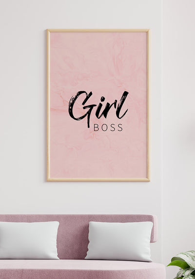 Typografie Poster girl boss mary kay im Wohnzimmer über rosa Sofa