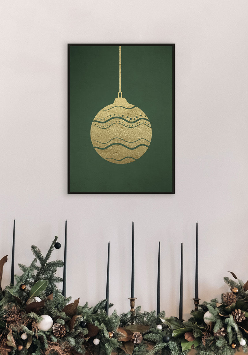 Poster goldene Christbaumkugel über dem Kamin