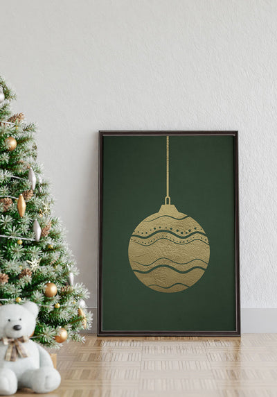 Poster goldene Christbaumkugel neben Weihnachtsbaum