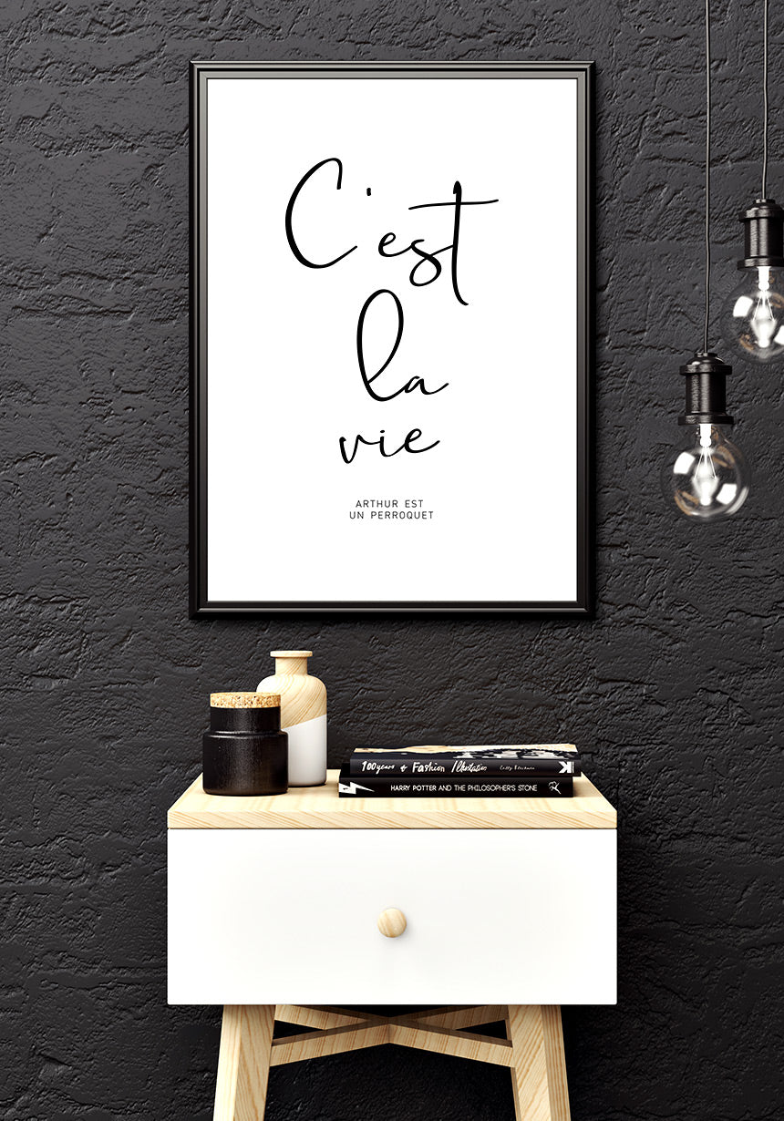 Cest la vie Typografie Poster schwarz-weiß über Kommode
